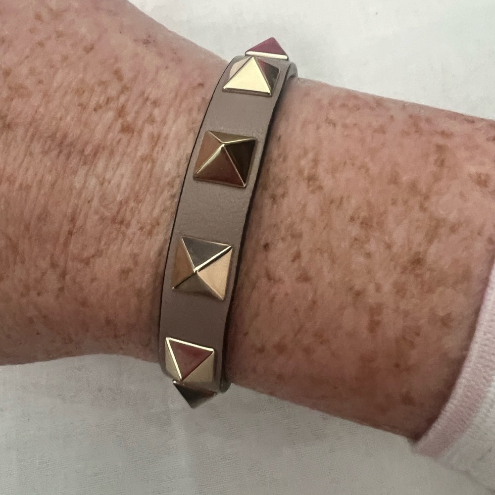 Beautiful, preowned Valentino Garavani Rockstud Bracelet in Calfskin Leather